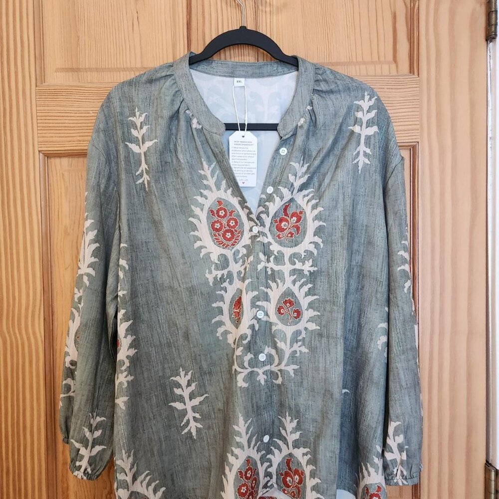 NWT Syzec boho blouse, 3/4 sleeve, v-neck with buttons, green + red&gray pattern